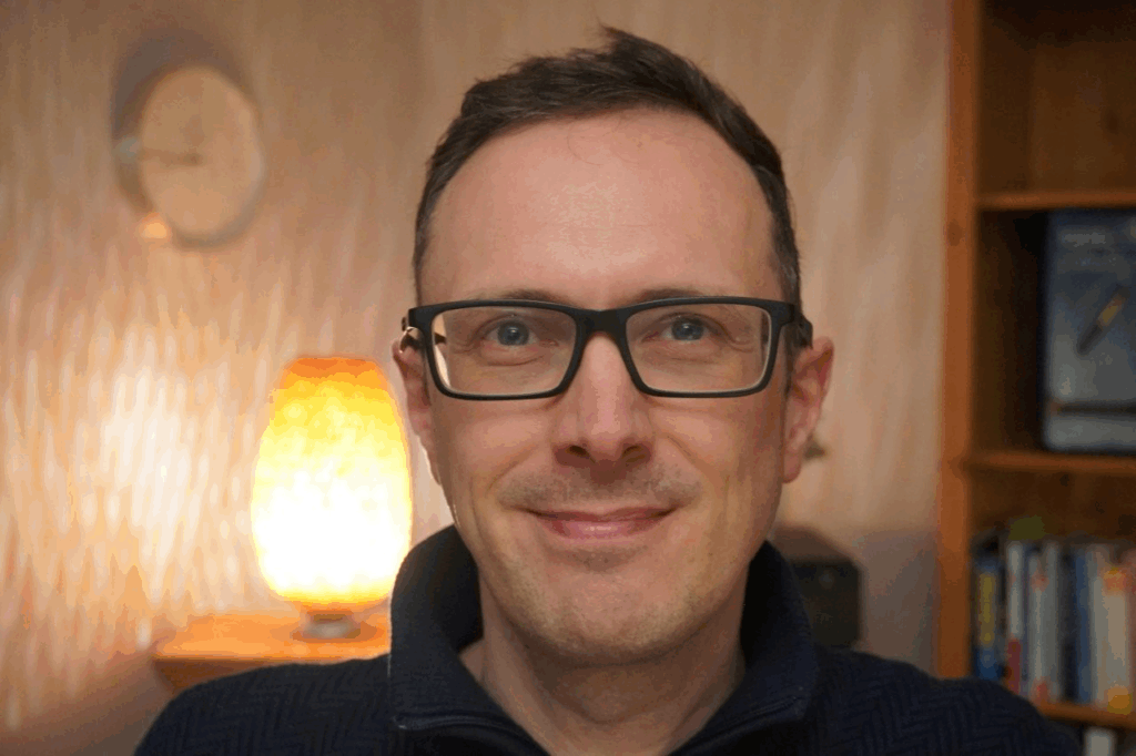 Auf diesem Bild ist David Vergossen, der Gastgeber der Ferienwohnung in Neuburg an der Donau, der Ferienwohnung im Bortenmacherhaus zu sehen. Er lächelt freundlich.