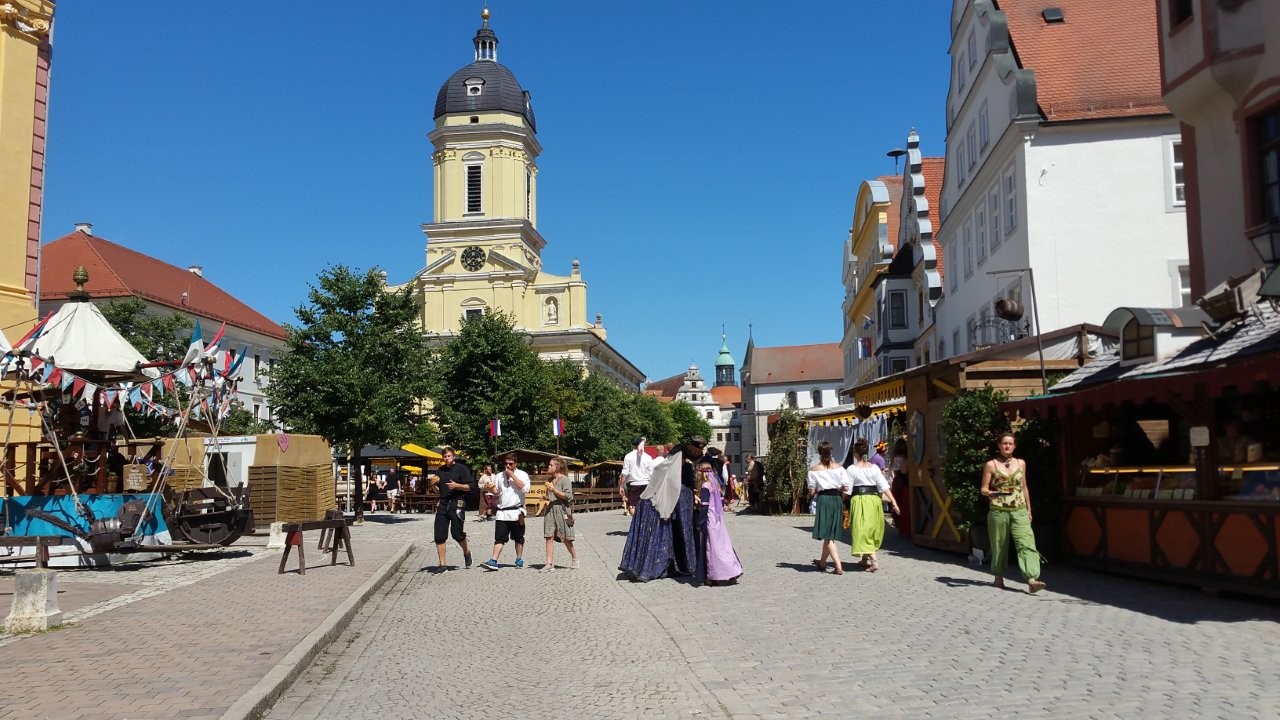Blick auf die Hofkirche beim Schlossfest in Neuburg an der Donau.