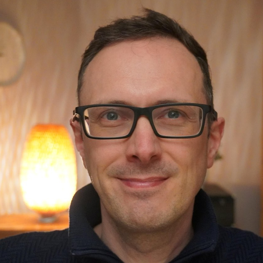 Auf diesem Bild ist David Vergossen, der Gastgeber der Ferienwohnung im Bortenmacherhaus zu sehen. Er lächelt freundlich.