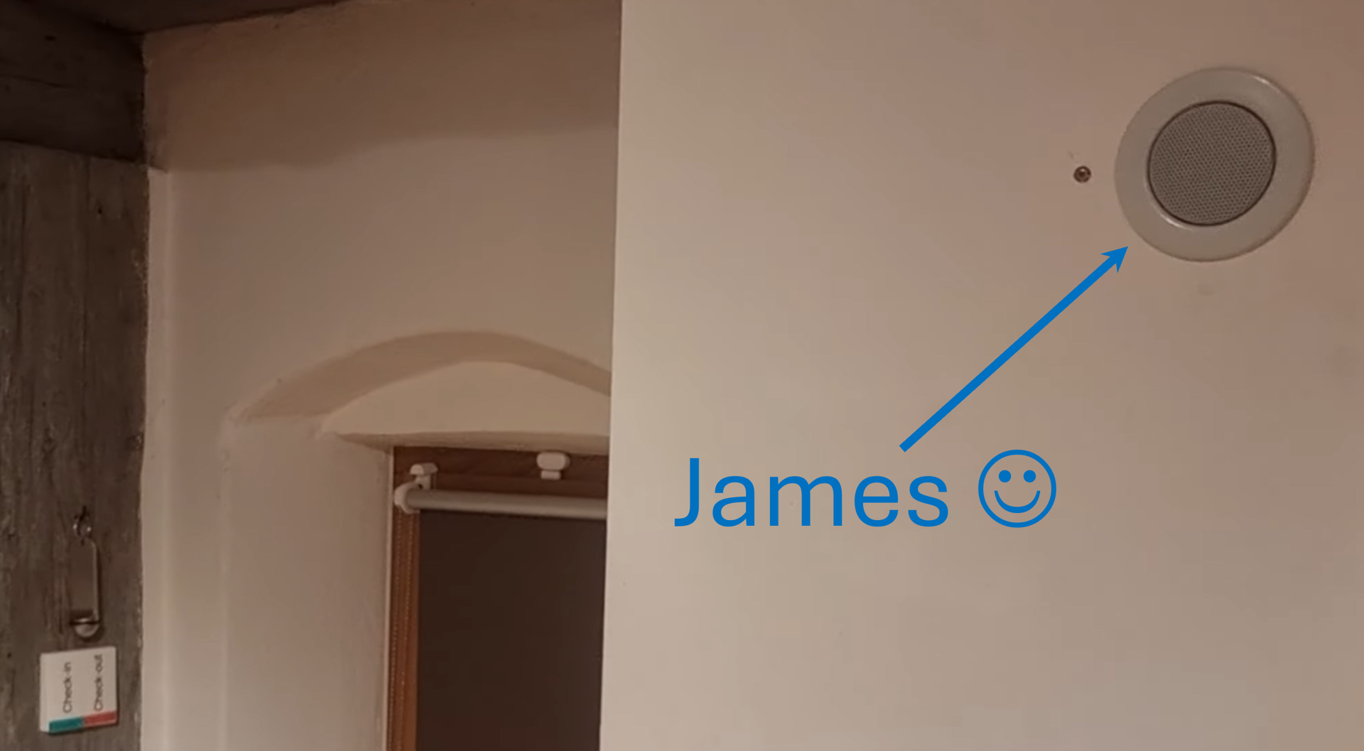 Der Einbaulautsprecher „James“ an der Wand im Bortenmacherhaus