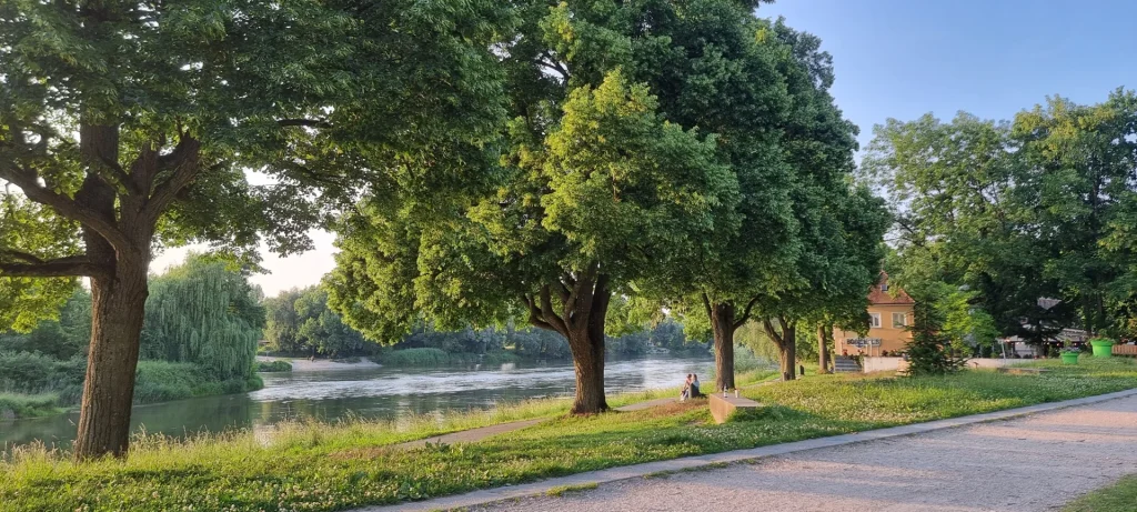 Blick vom Donaukai in Richtung des Bootshauses, einem Restaurant an der Donau.