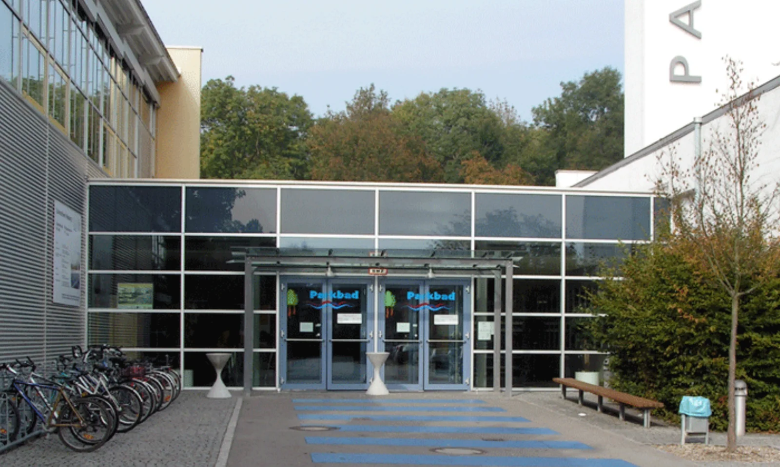 Eingangsbereich des Neuburger Parkbades, das als Hallenbad die Winter- oder Schlechtwetteralternative zum Neuburger Brandlbad darstellt.